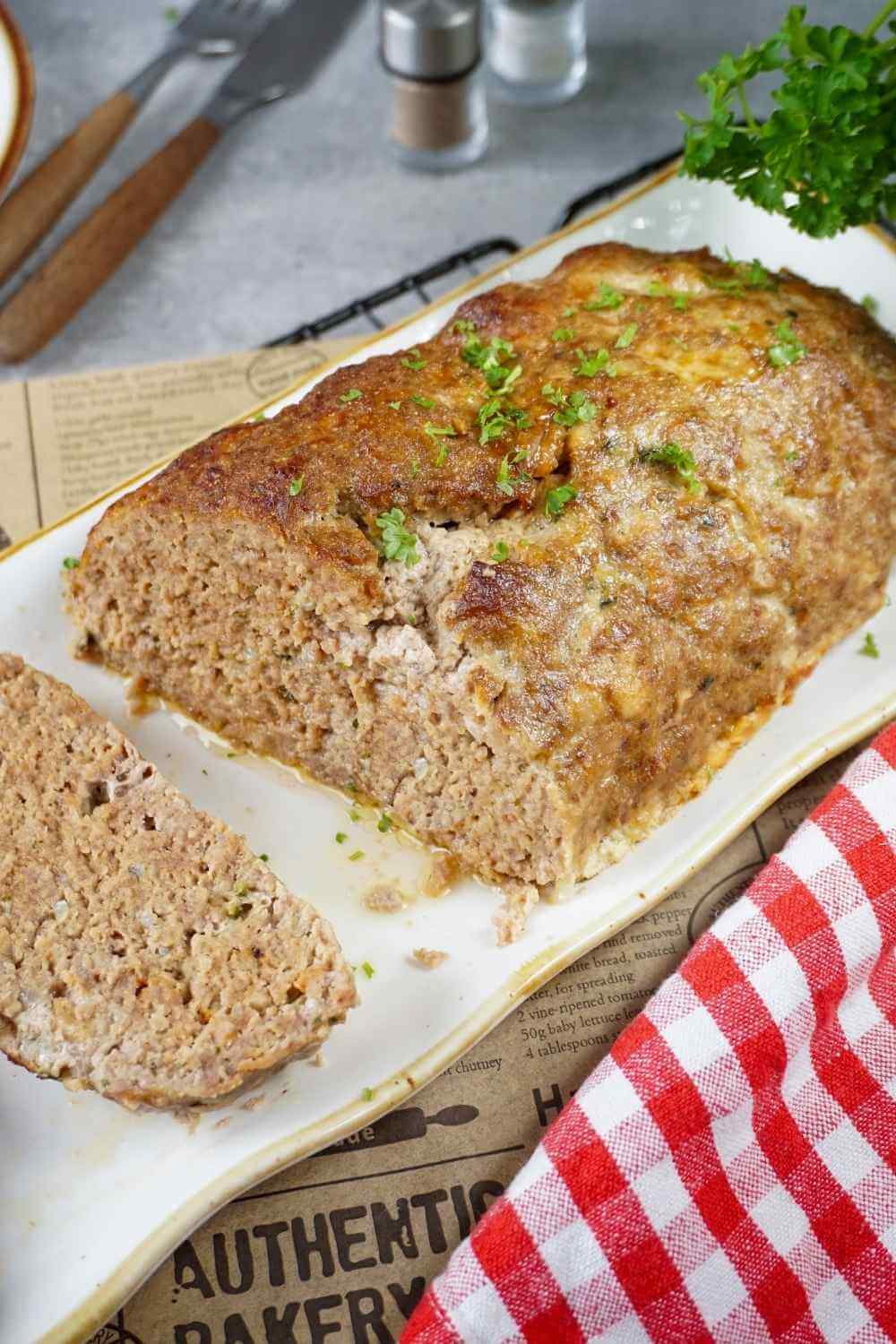 Hackbraten im Ofen zubereiten – so einfach & lecker Hackbraten im Ofen zubereiten – so einfach & lecker