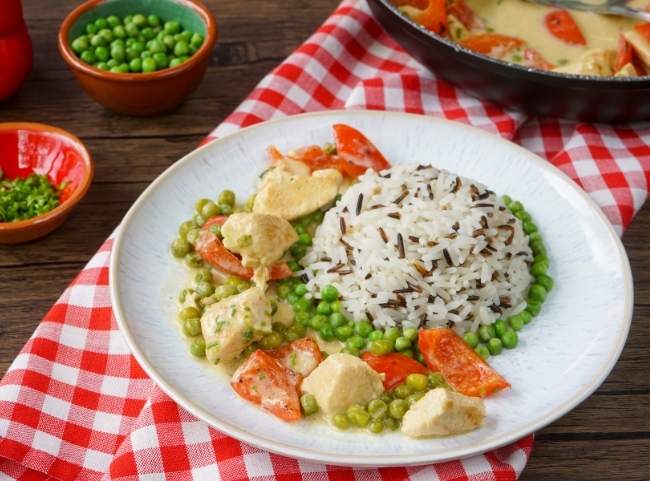 H&auml;hnchenpfanne Senfsauce Erbsen