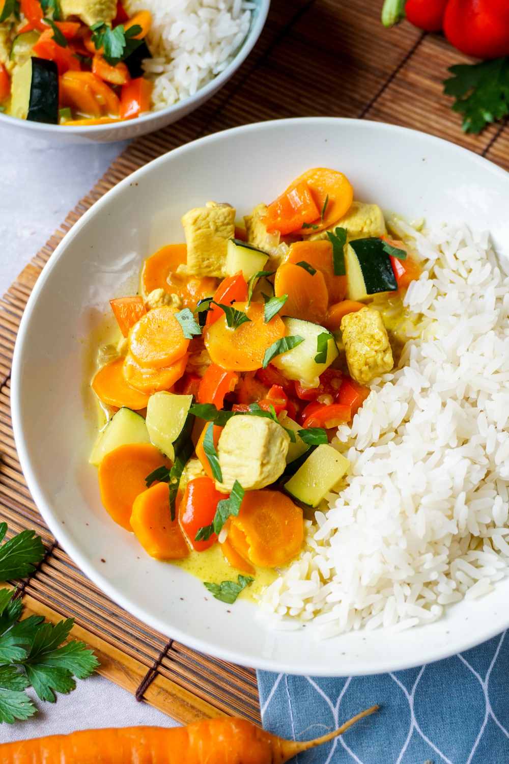 Hähnchencurry mit Kokosmilch und Gemüse Hähnchencurry mit Kokosmilch und Gemüse