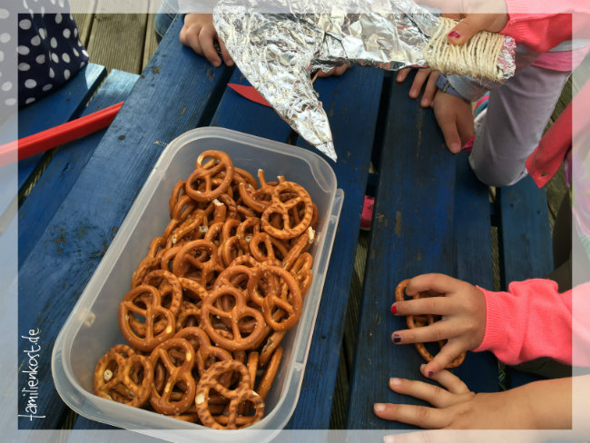 Mit Hakenhand Brezeln essen zur Piratenparty