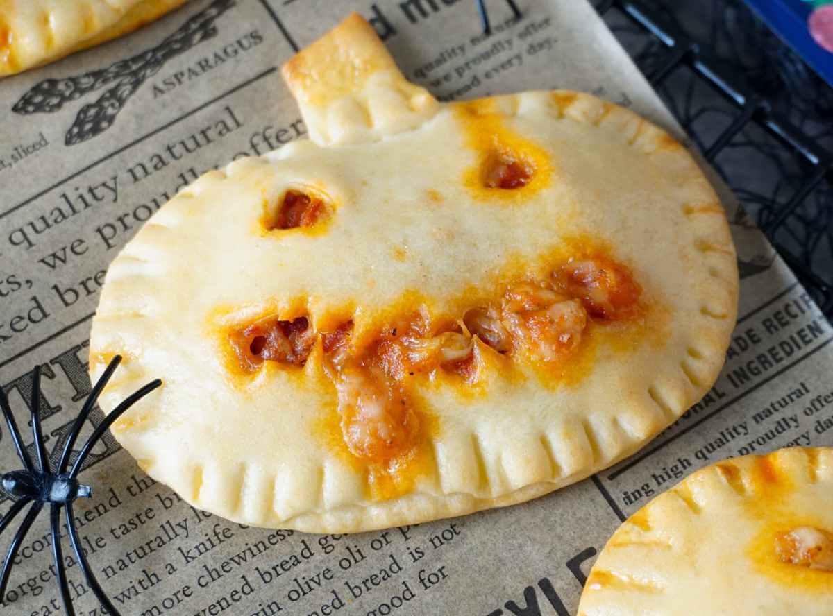 Halloween Fingerfood K&uuml;rbis Pizzataschen