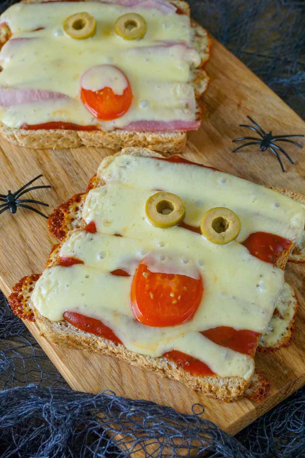 Halloween Toast – schnelle Mumien-Toasts für Kinder Halloween Toast – schnelle Mumien-Toasts für Kinder