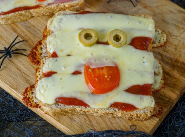 Halloween Toast – schnelle Mumien-Toasts für Kinder