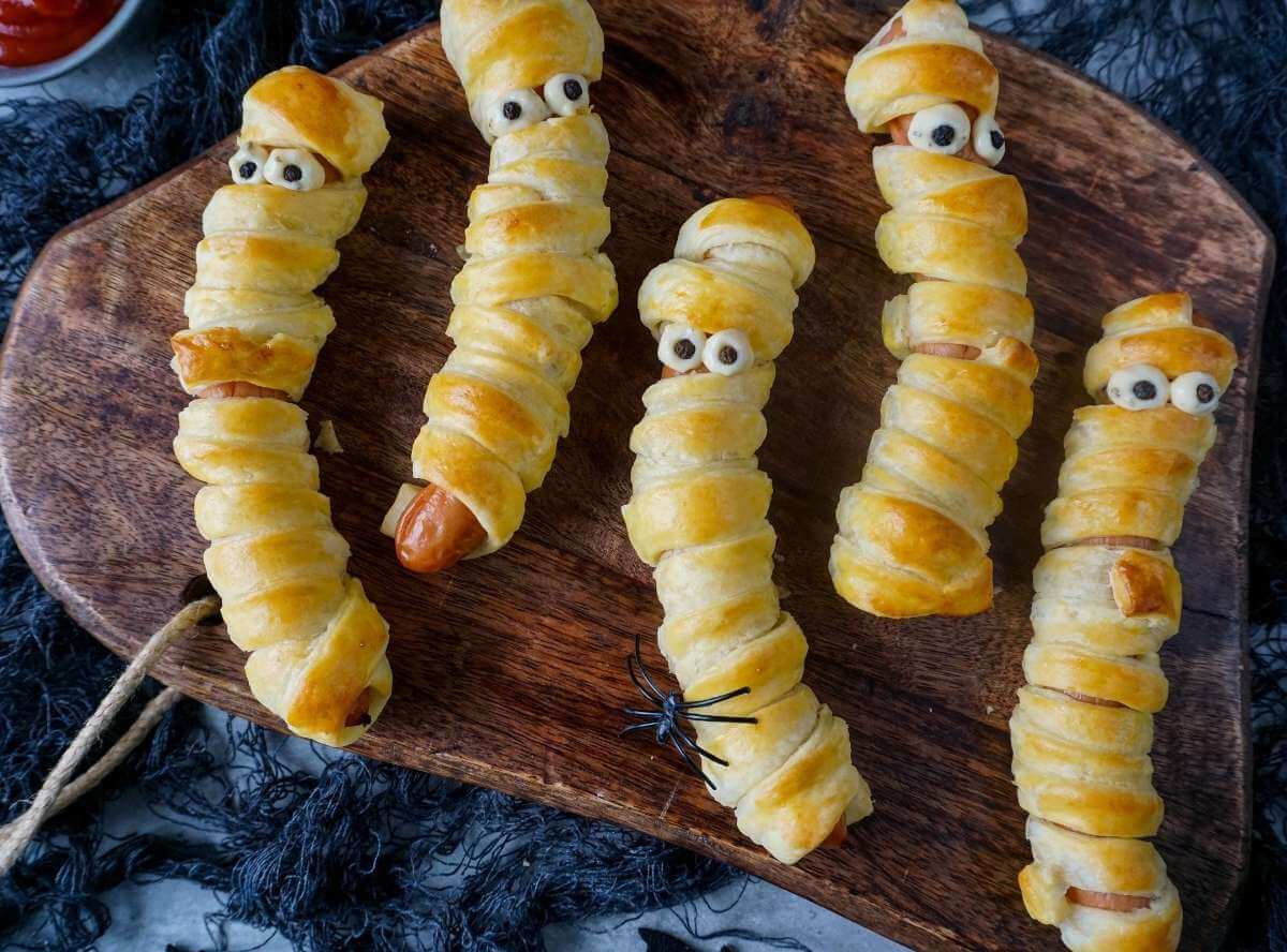 Halloween Mumien Würstchen im Blätterteig