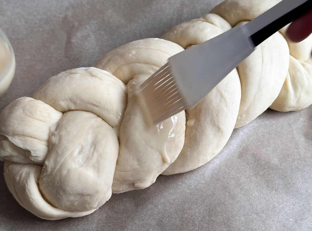 Hefezopf mit Ei bestreichen Hefezopf mit Ei bestreichen