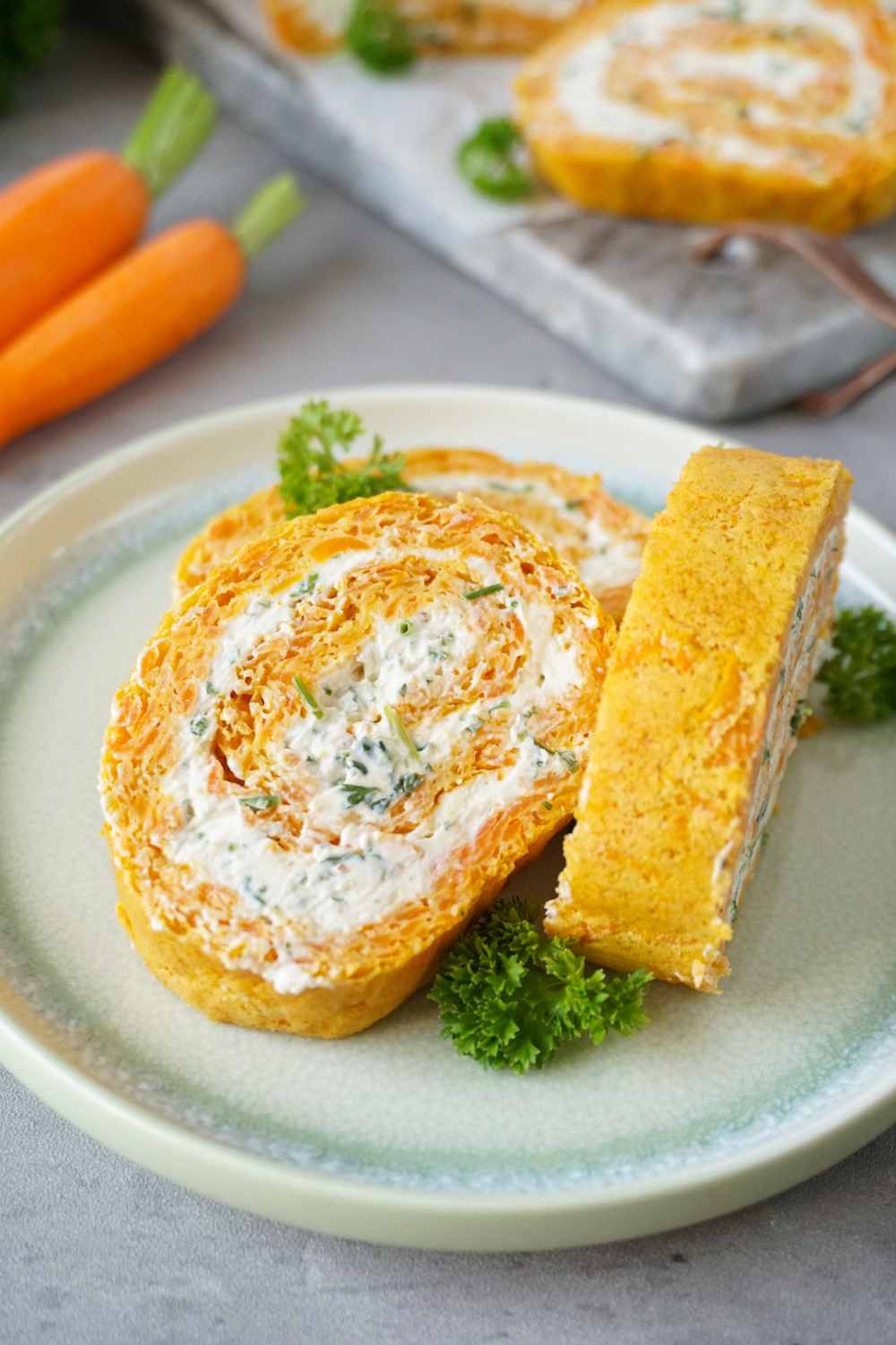 Herzhafte Möhrenrolle mit Frischkäse Herzhafte Möhrenrolle mit Frischkäse