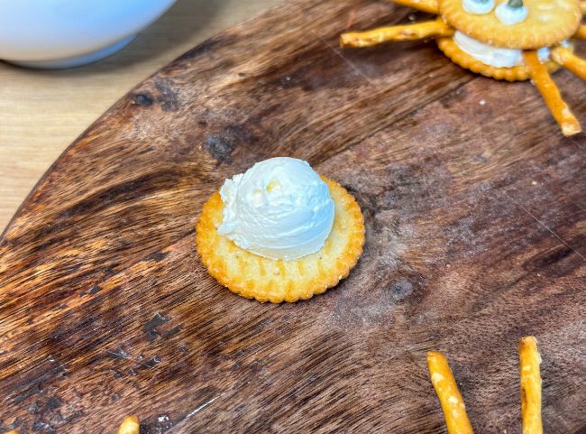Herzhafte Spinnen-Cracker Halloween Frischkäse Herzhafte Spinnen-Cracker Halloween Frischkäse