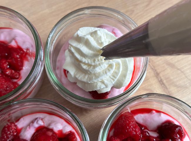 Himbeer-Quark-Dessert im Glas Sahne Himbeer-Quark-Dessert im Glas Sahne