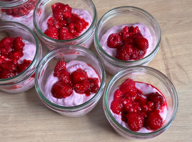 Himbeer-Quark-Dessert im Glas schichten Himbeer-Quark-Dessert im Glas schichten