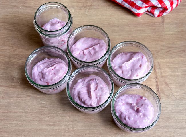 Himbeer-Quark-Dessert im Glas Himbeer-Quark-Dessert im Glas
