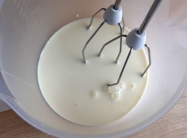 Himbeer-Quark-Dessert Sahne steif schlagen Himbeer-Quark-Dessert Sahne steif schlagen