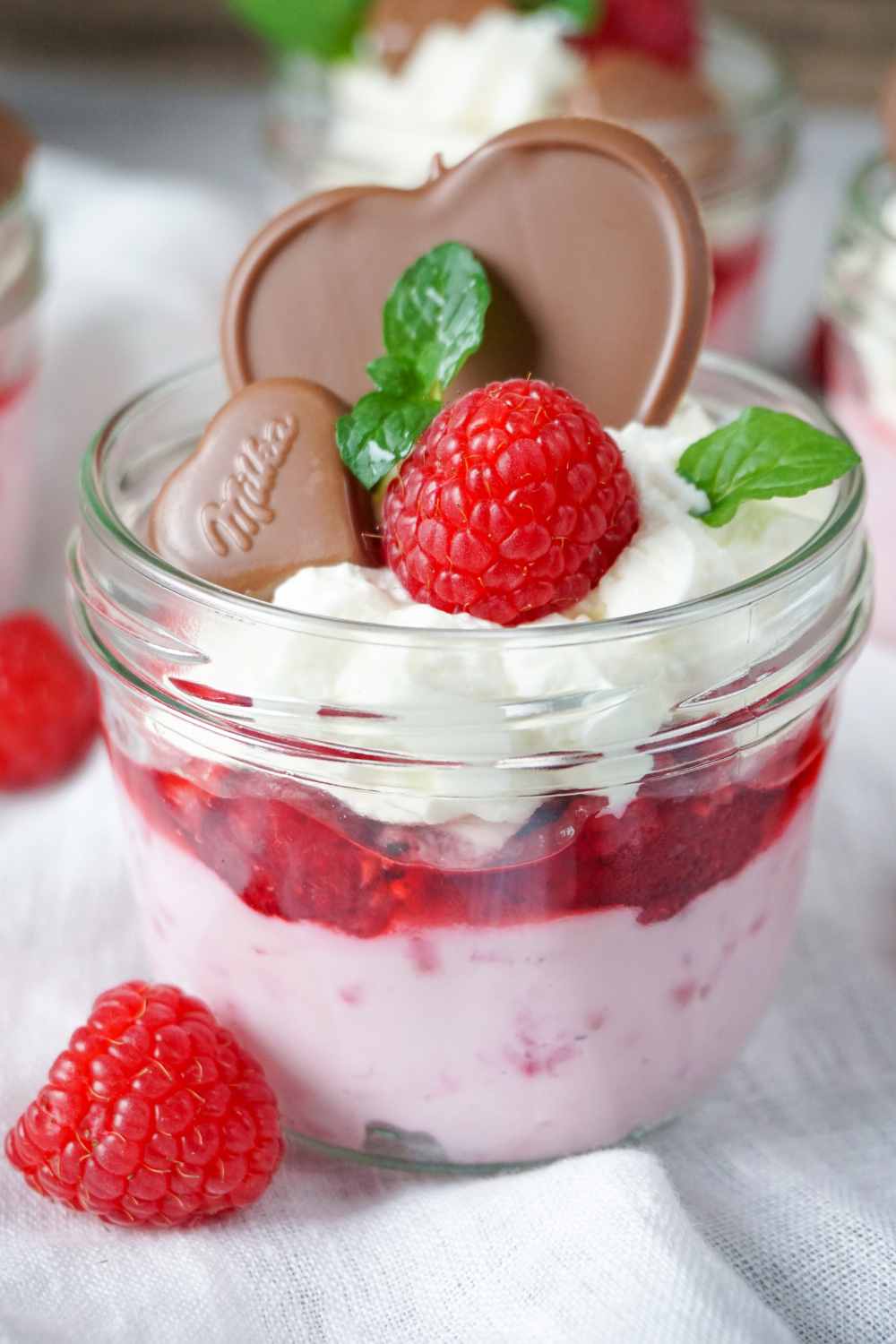 Himbeer-Quark-Dessert mit Herz Himbeer-Quark-Dessert mit Herz