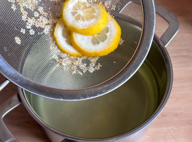 Holunderblütenmarmelade Wasser filtern Holunderblütenmarmelade Wasser filtern