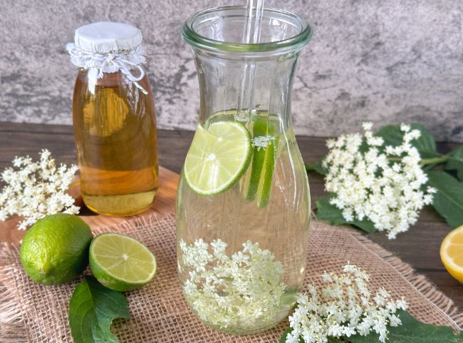 Holunderbl&uuml;tensirup mit Wasser mischen