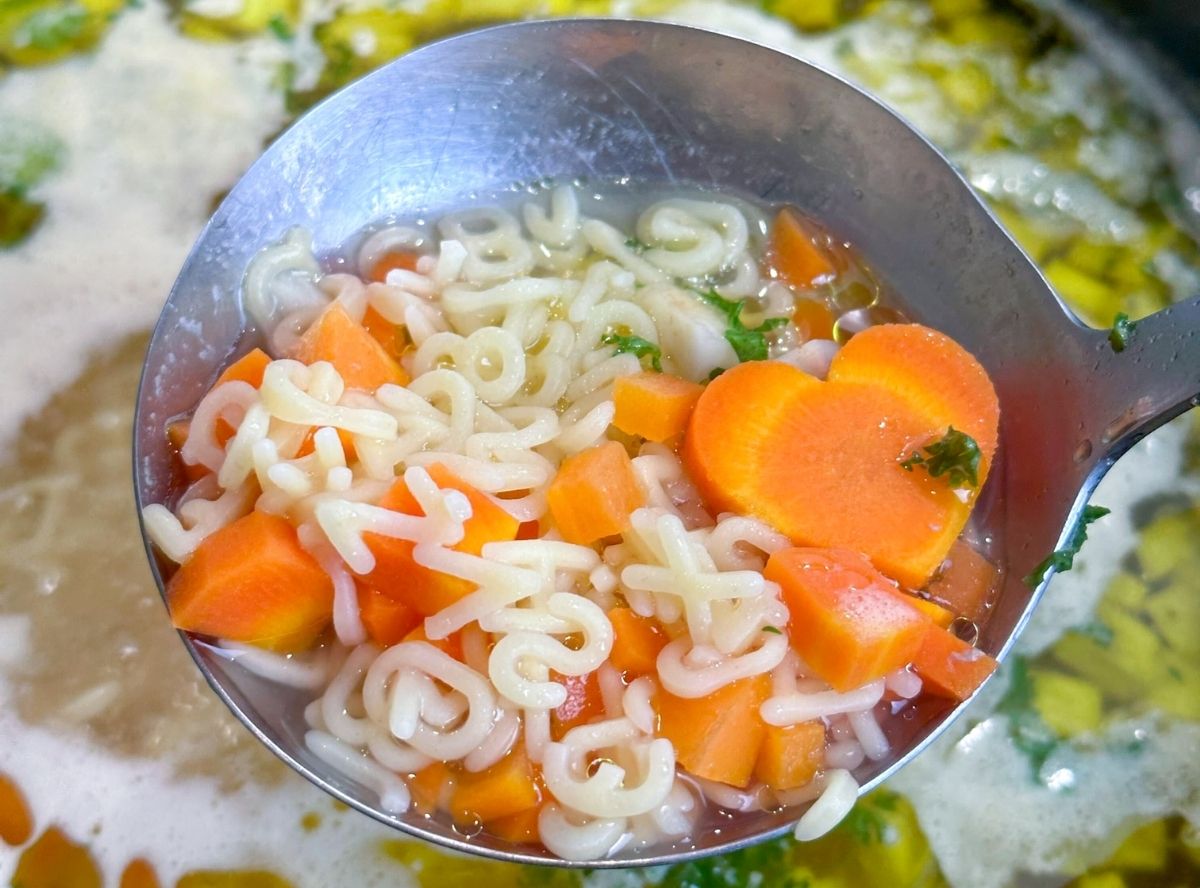 H&uuml;hnersuppe mit Buchstabennudeln