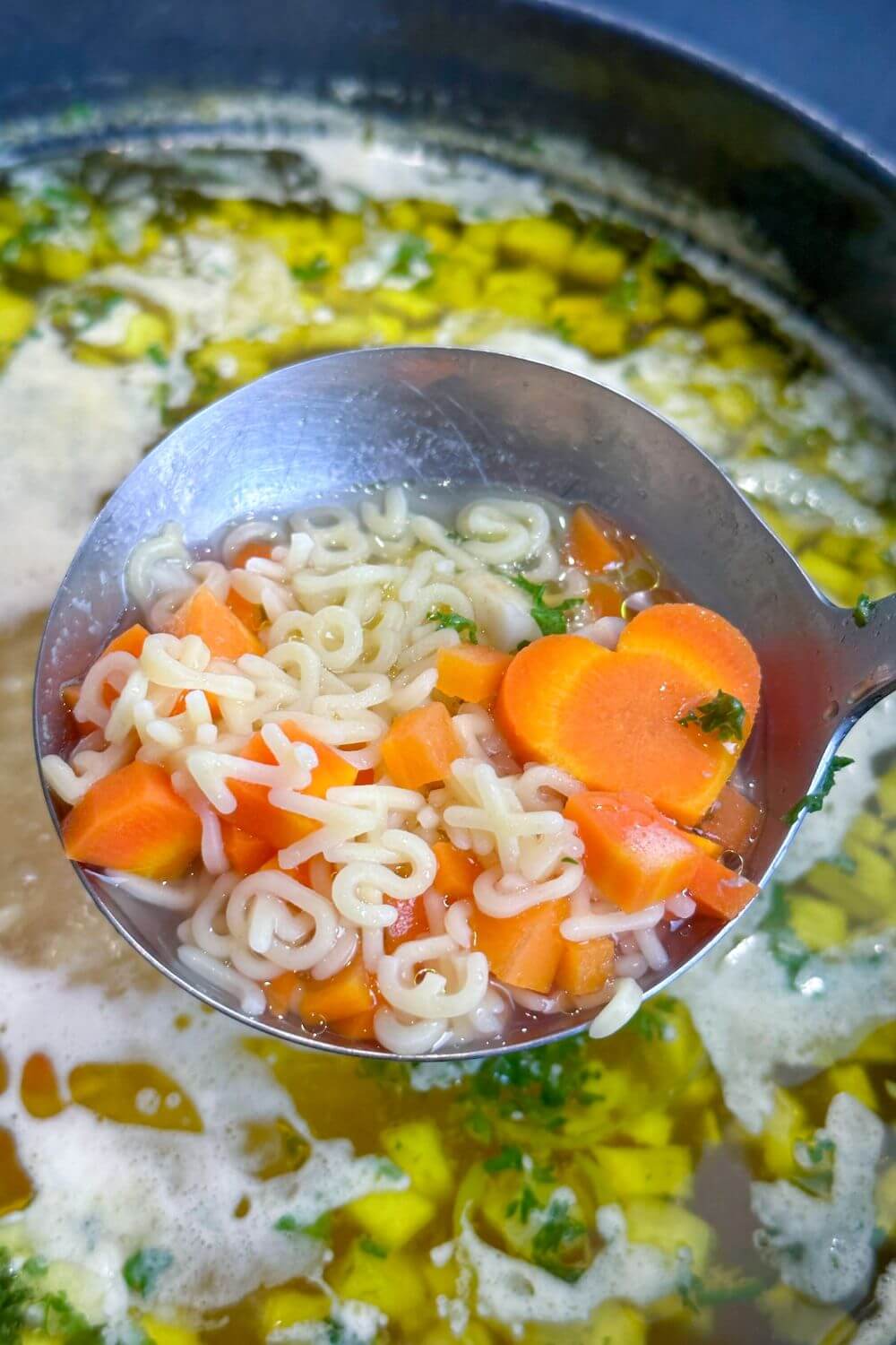 Die Hühnersuppe meiner Oma – wohltuend & einfach Die Hühnersuppe meiner Oma – wohltuend & einfach