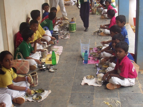 Meine indischen Schulkinder beim Lunch. Meine indischen Schulkinder beim Lunch.