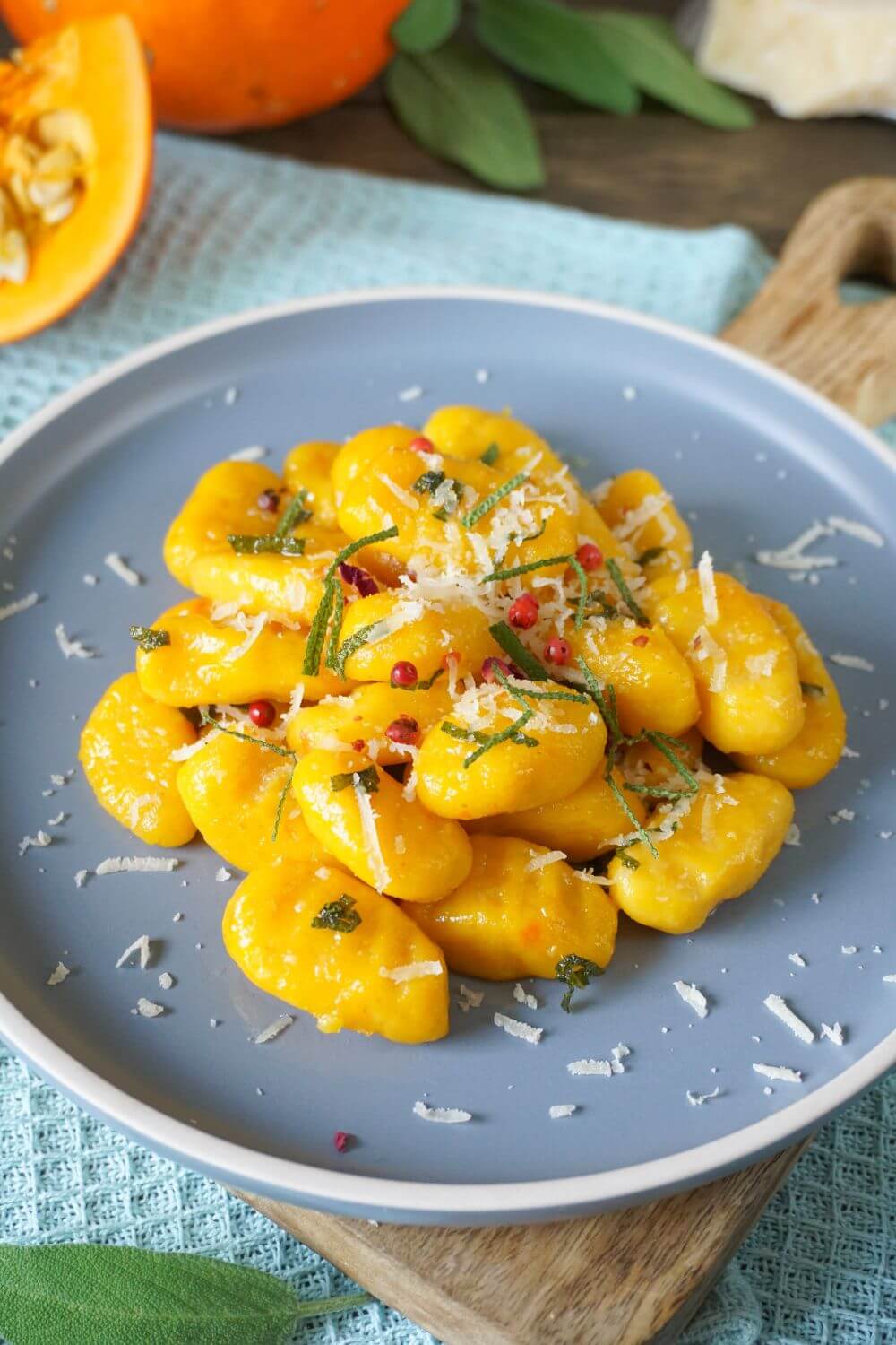 K&uuml;rbis Gnocchi auf blauem Teller angerichtet