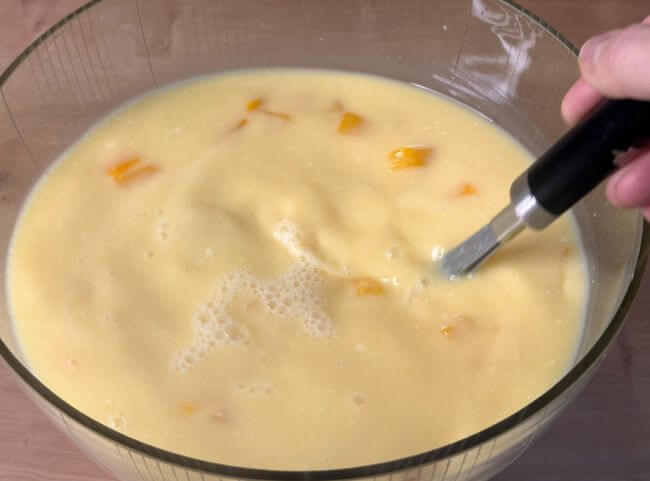 Joghurt-Bowle verrühren Joghurt-Bowle verrühren