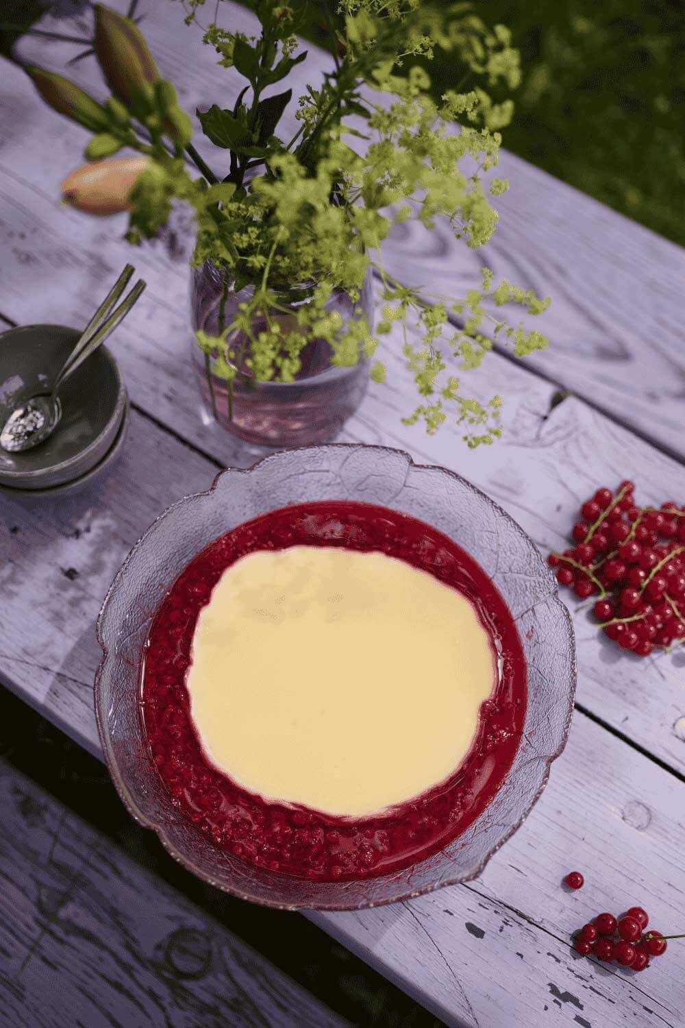Rezept für Johannisbeeren: Johannisbeersoße mit Pudding Rezept für Johannisbeeren: Johannisbeersoße mit Pudding
