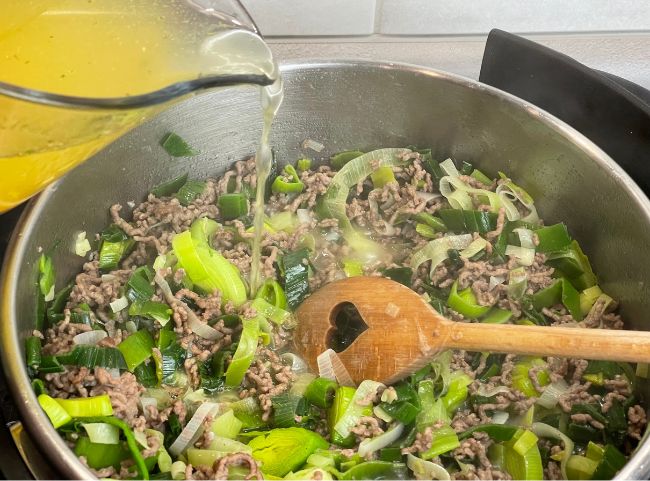 Käse-Lauch-Suppe mit Hackfleisch Brühe angießen Käse-Lauch-Suppe mit Hackfleisch Brühe angießen