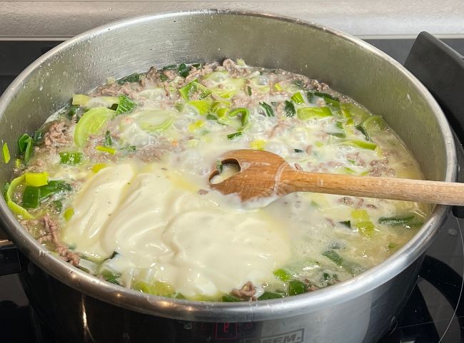 Käse-Lauch-Suppe mit Hackfleisch und Schmelzkäse Käse-Lauch-Suppe mit Hackfleisch und Schmelzkäse
