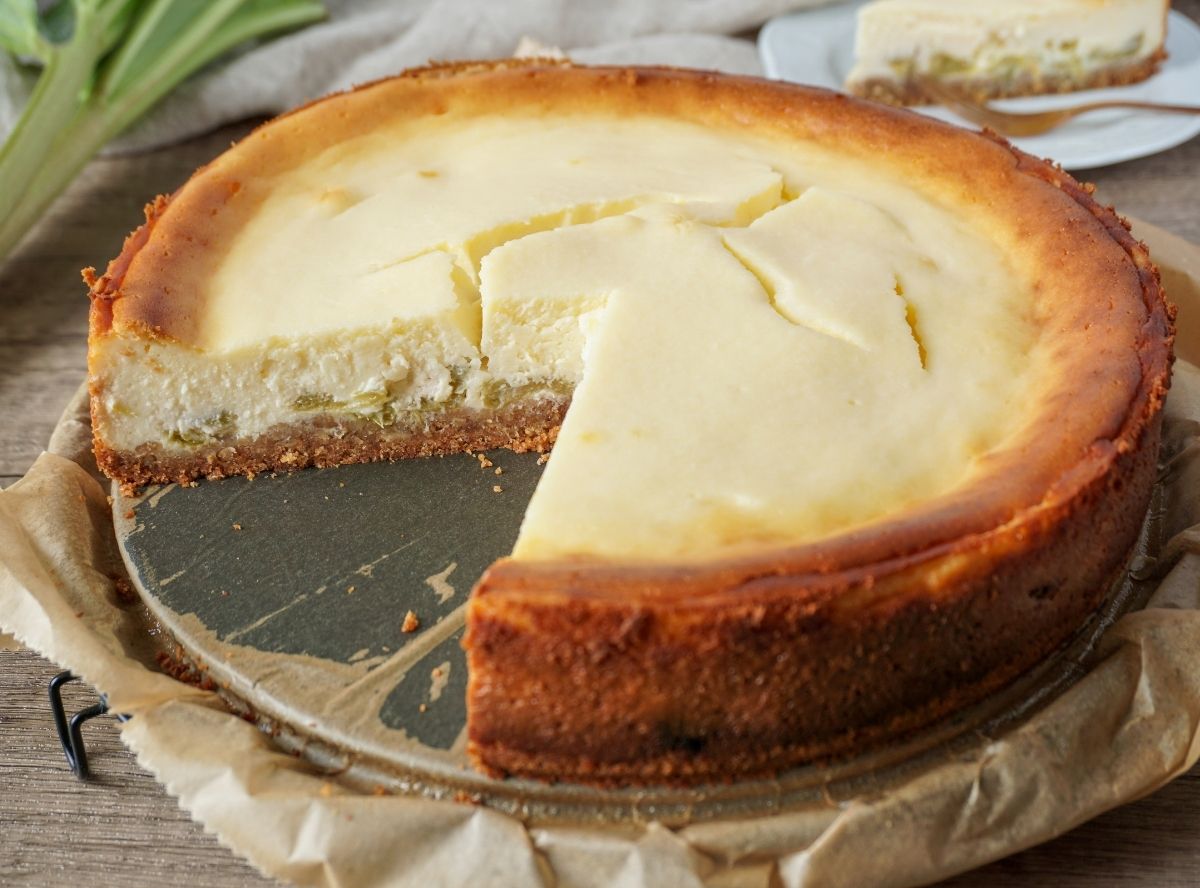 K&auml;sekuchen mit Rhabarber &ndash; so cremig, so lecker