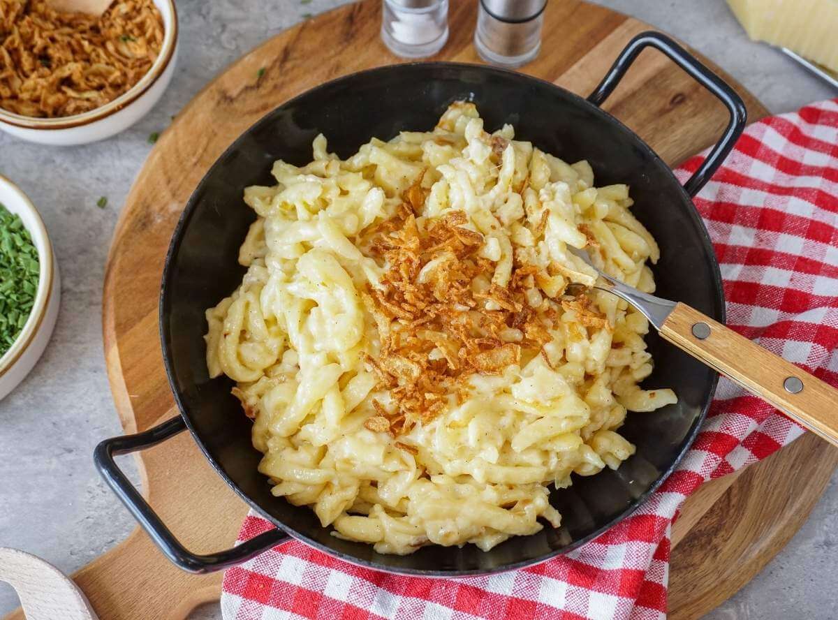 Käsespätzle – Rasend schnelles Rezept, das glücklich macht!