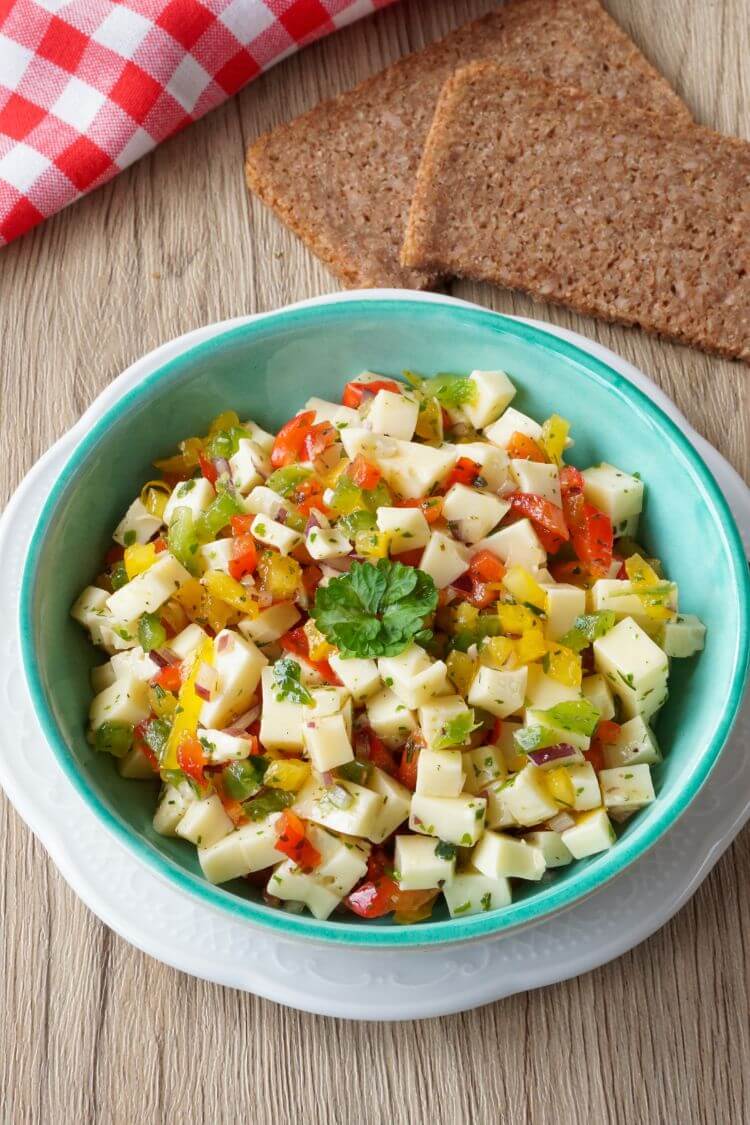 Käsesalat mit Paprika - schnell & einfach Käsesalat mit Paprika - schnell & einfach