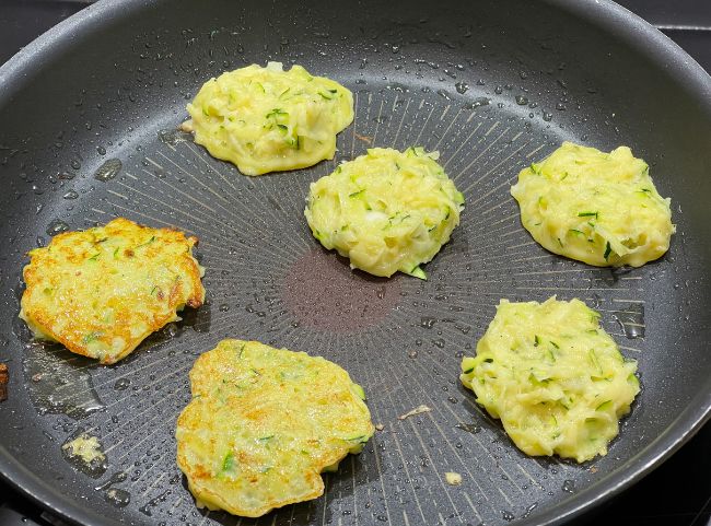 Kartoffel-Zucchini-Puffer braten Kartoffel-Zucchini-Puffer braten