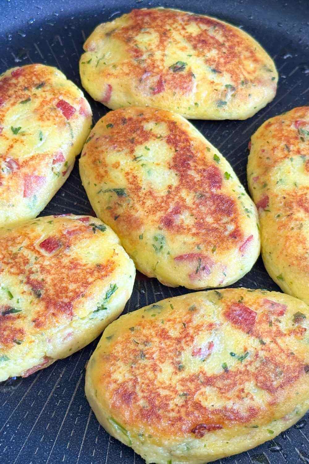 Kartoffelbratlinge mit Bärchen Salami Kartoffelbratlinge mit Bärchen Salami