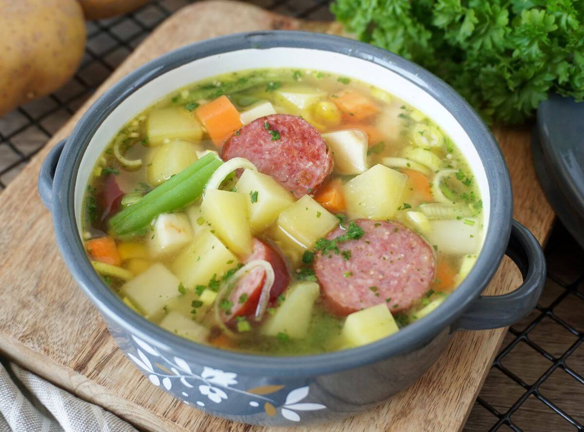 Kartoffeleintopf mit Gemüse und Cabanossi