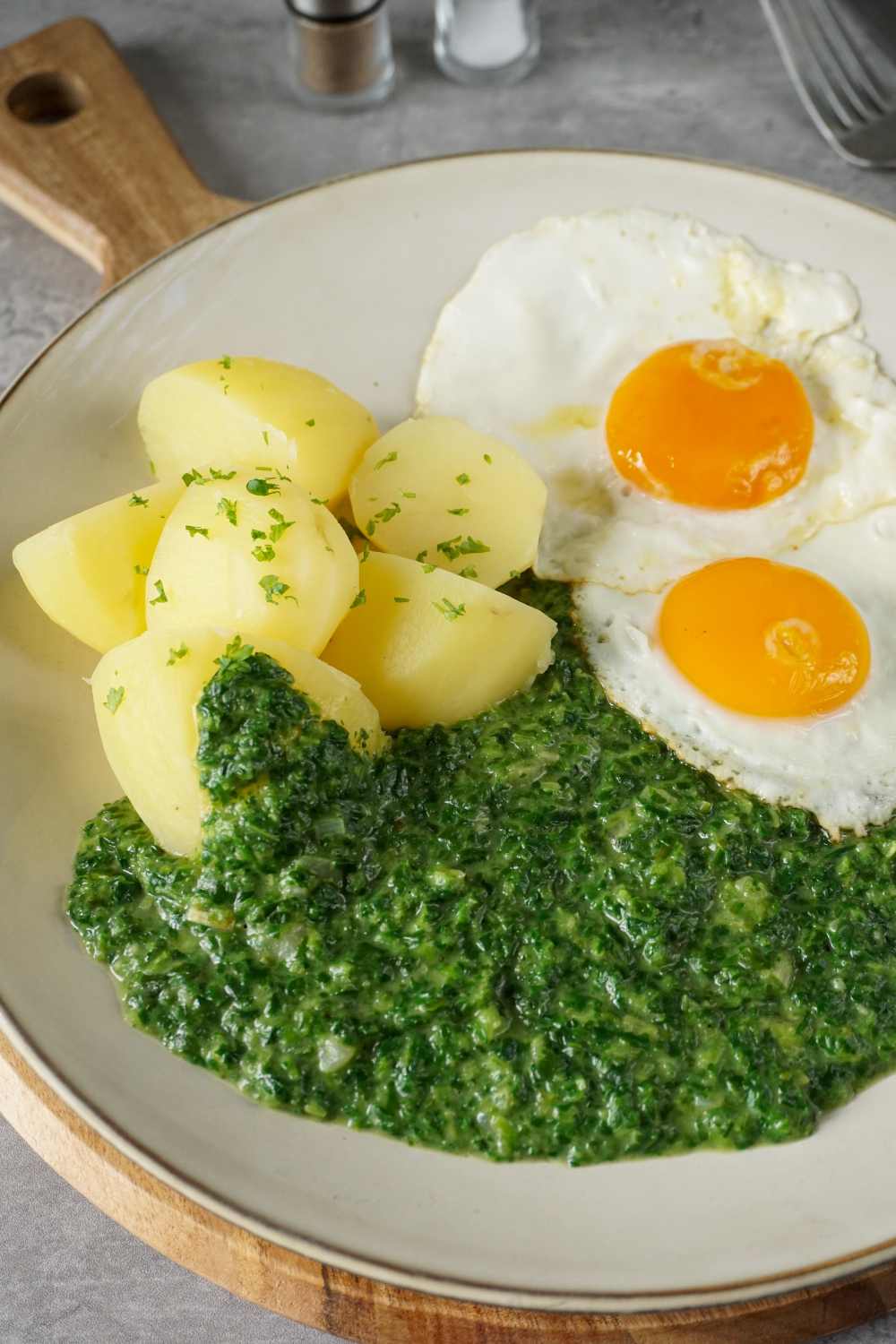 Spinat mit Kartoffeln und Eiern