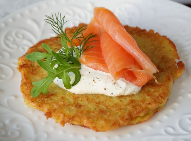 Kartoffelpuffer mit Lachs und Kräuterquark Kartoffelpuffer mit Lachs und Kräuterquark