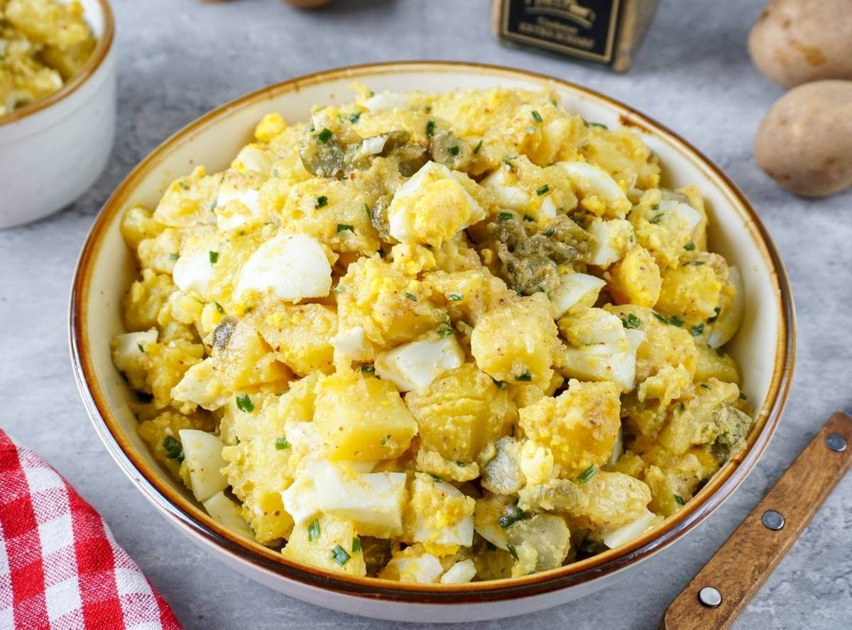 Kartoffelsalat mit Ei und Honig-Senf-Dressing