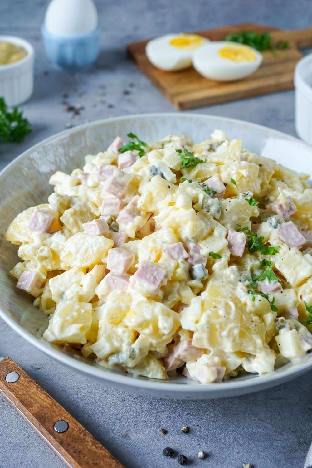 Omas Kartoffelsalat mit Mayonnaise und Fleischwurst Omas Kartoffelsalat mit Mayonnaise und Fleischwurst