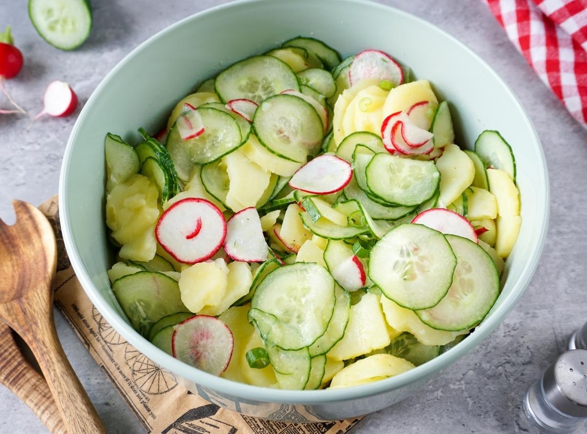 Kartoffelsalat mit Radieschen und Gurke