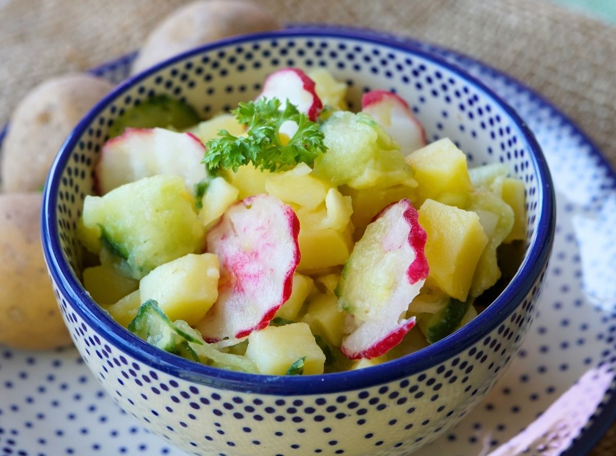 Kartoffelsalat mit Radieschen und Gurke