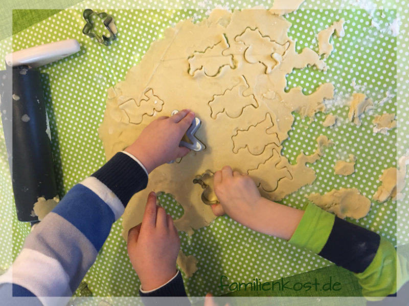 Plätzchen backen Kinder: Teig ausstechen Plätzchen backen Kinder: Teig ausstechen