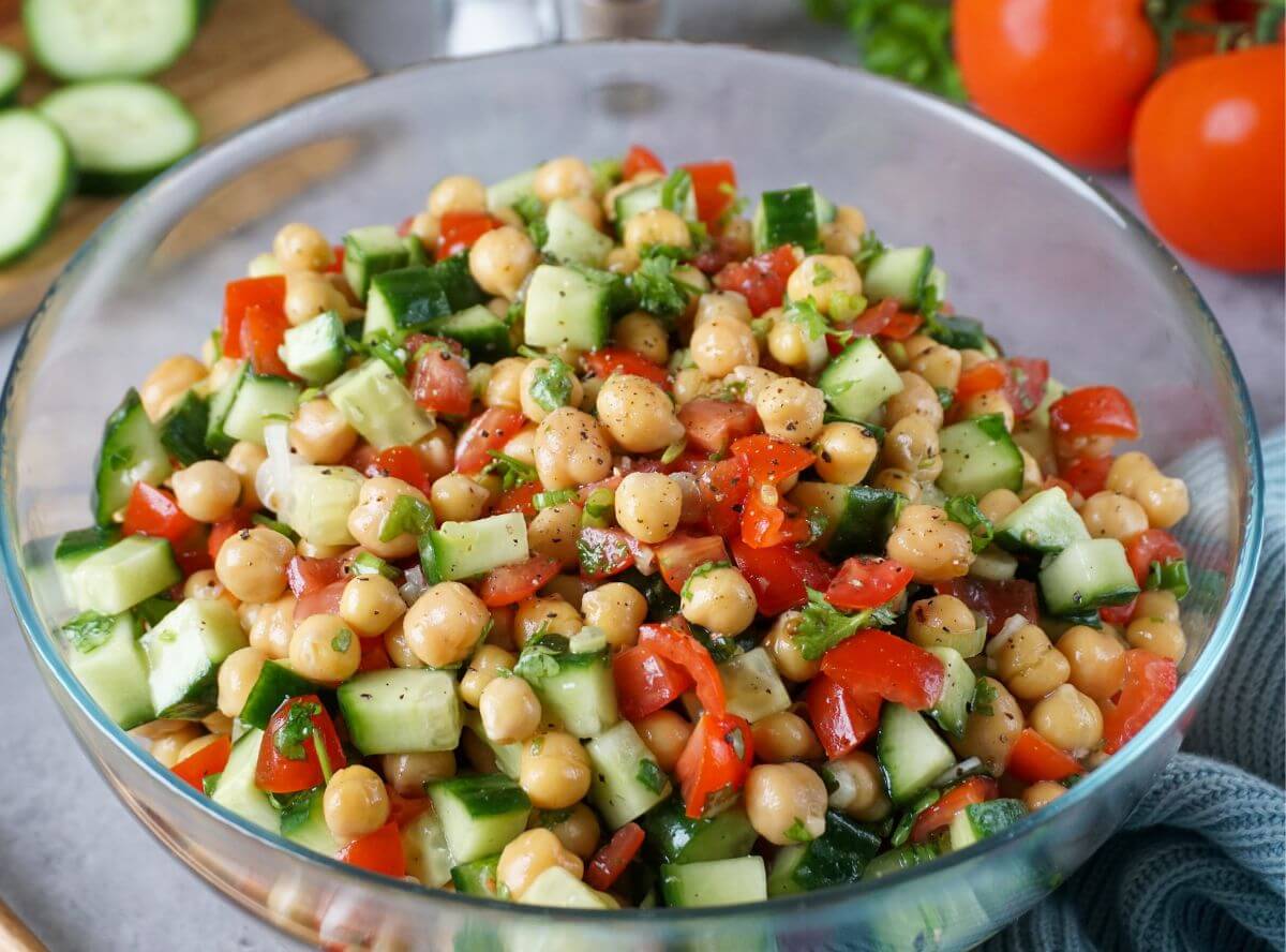 Kichererbsen Salat mit Gurke und Tomaten