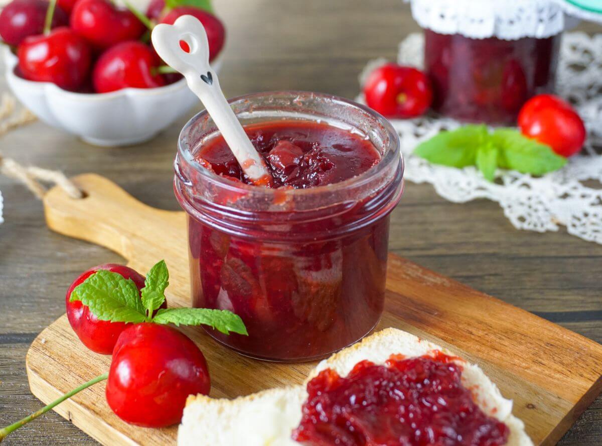 Kirschmarmelade mit frischer Minze
