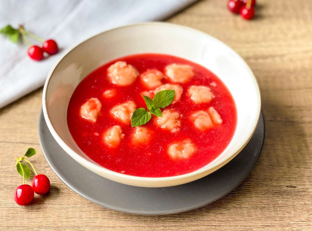 Kirschsuppe mit Grießklößchen