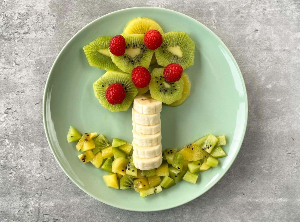 Kiwi schneiden Kinder