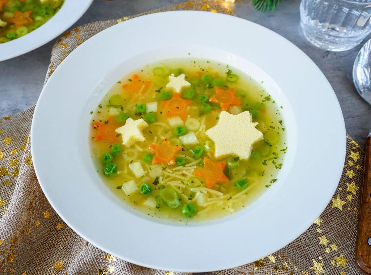 Klare Suppe zu Weihnachten mit Eierstich-Sternen
