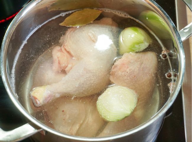 Klassische H&uuml;hnersuppe Br&uuml;he kochen