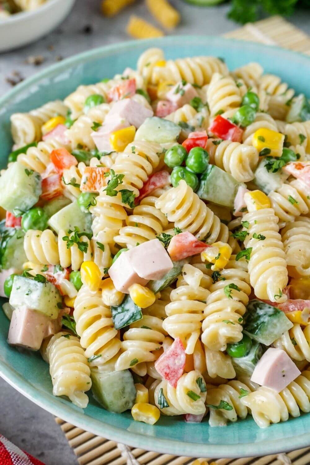 Klassischer Nudelsalat mit Mayo, Fleischwurst und Erbsen