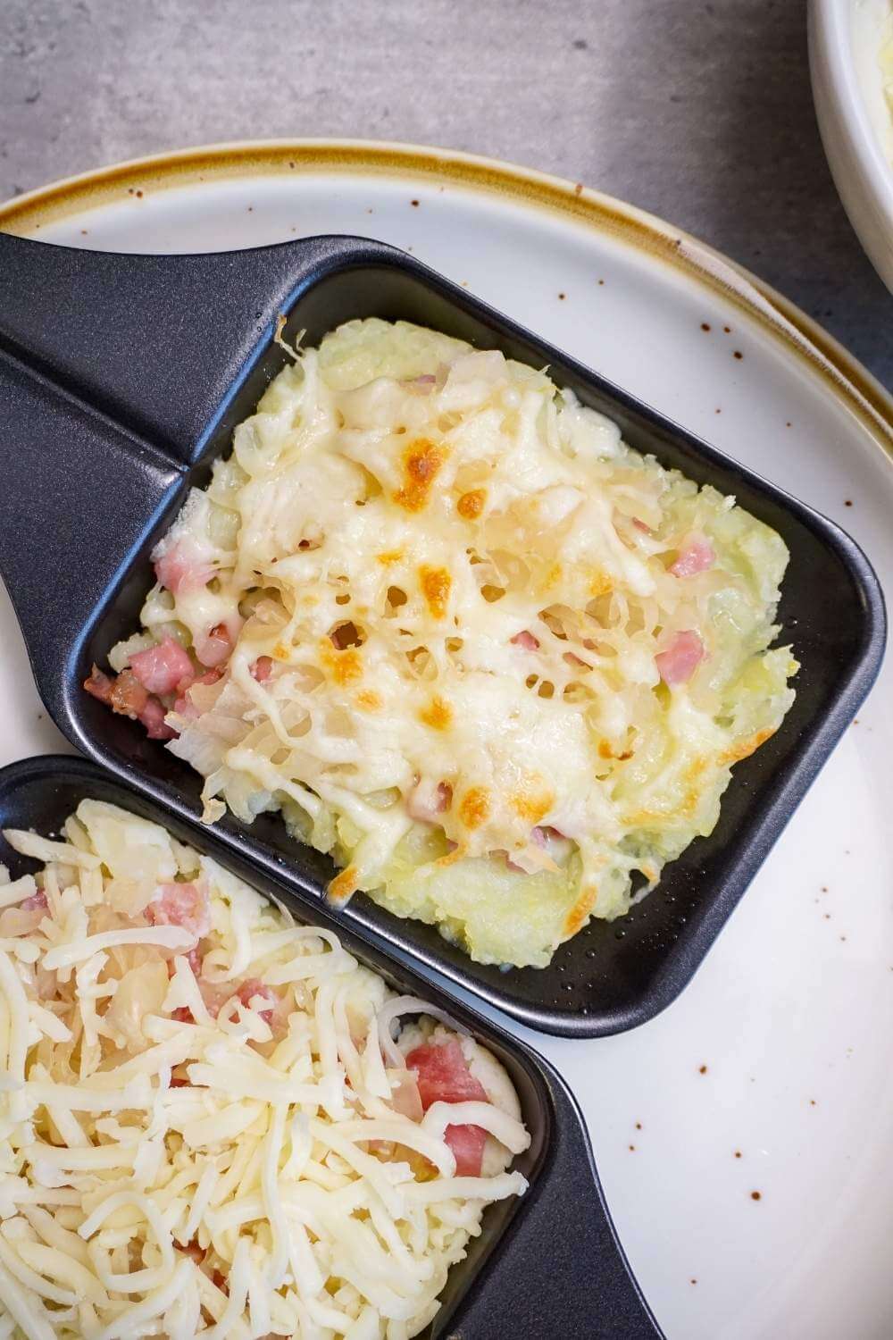 Kloßteig Raclette Pfännchen mit Sauerkraut Kloßteig Raclette Pfännchen mit Sauerkraut