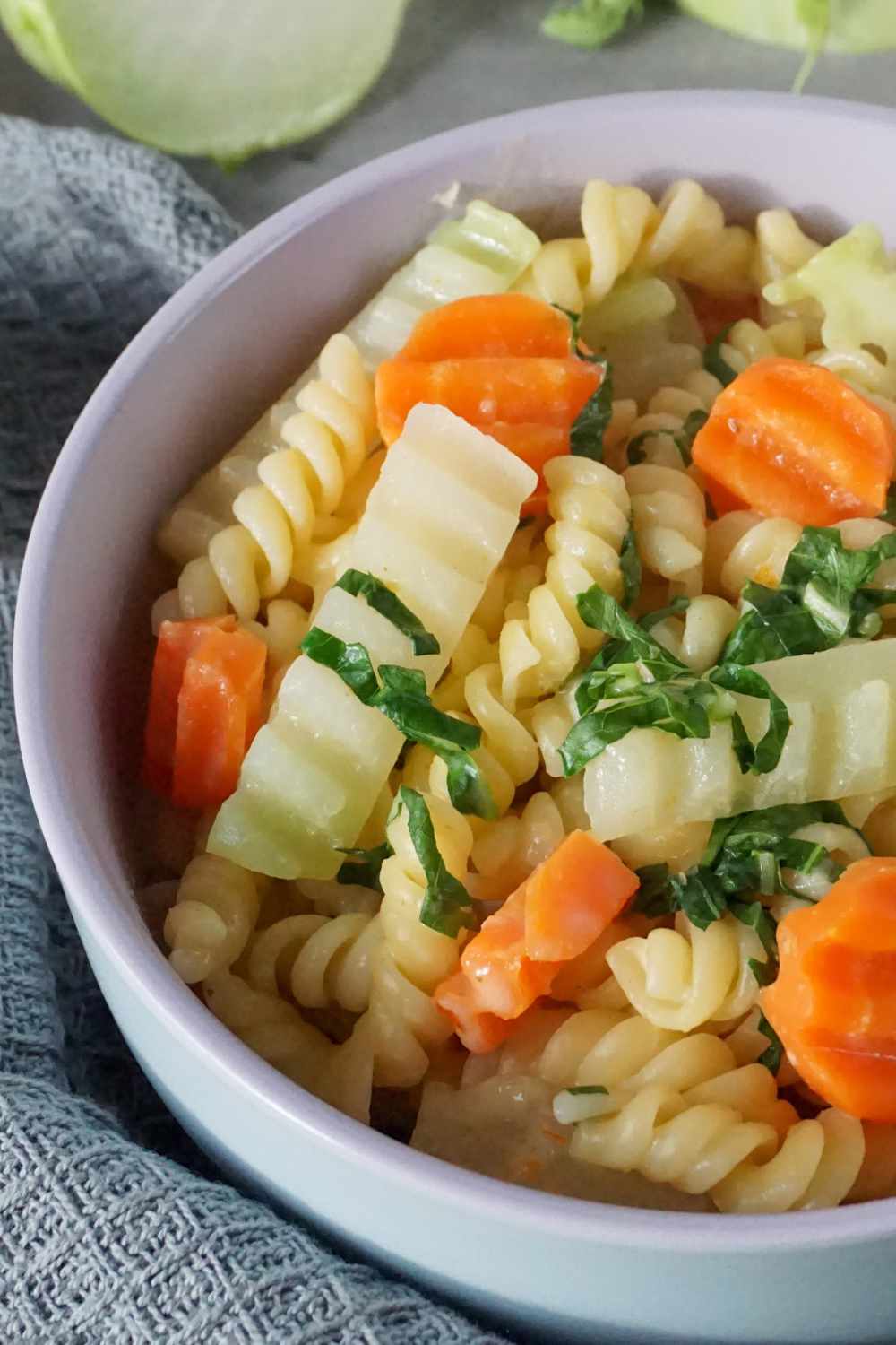 One Pot Pasta mit Möhre, Kohlrabi & Frischkäse One Pot Pasta mit Möhre, Kohlrabi & Frischkäse