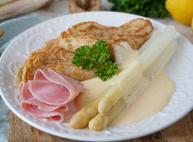 Kr&auml;uterpfannkuchen mit Spargel