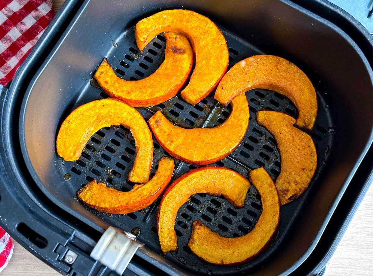 K&uuml;rbis in der Hei&szlig;luftfritteuse